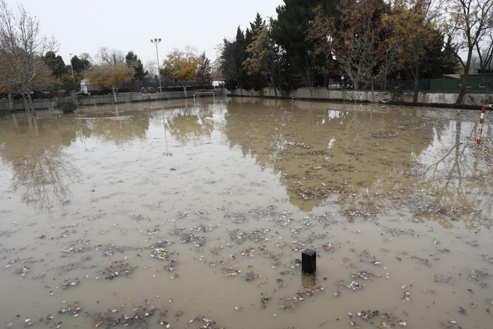 El agua entra a las instalaciones del colegio Jerónimo Zurita en Zaragoza y anega su patio