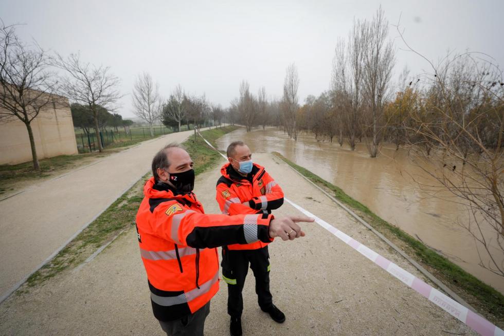 El concejal delegado de Bomberos, Alfonso Mendoza, y el jefe de Bomberos, Eduardo Sánchez, por Alfocea, Monzalbarba y el parque del Agua