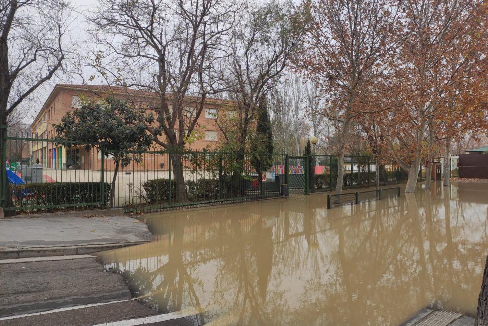 El patio del colegio Jerónimo Zurita, en La Almozara, inundado.