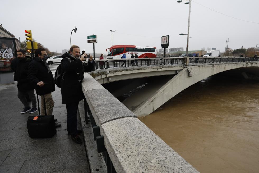 El río Ebro, a su paso por Zaragoza este martes, 14 de diciembre.