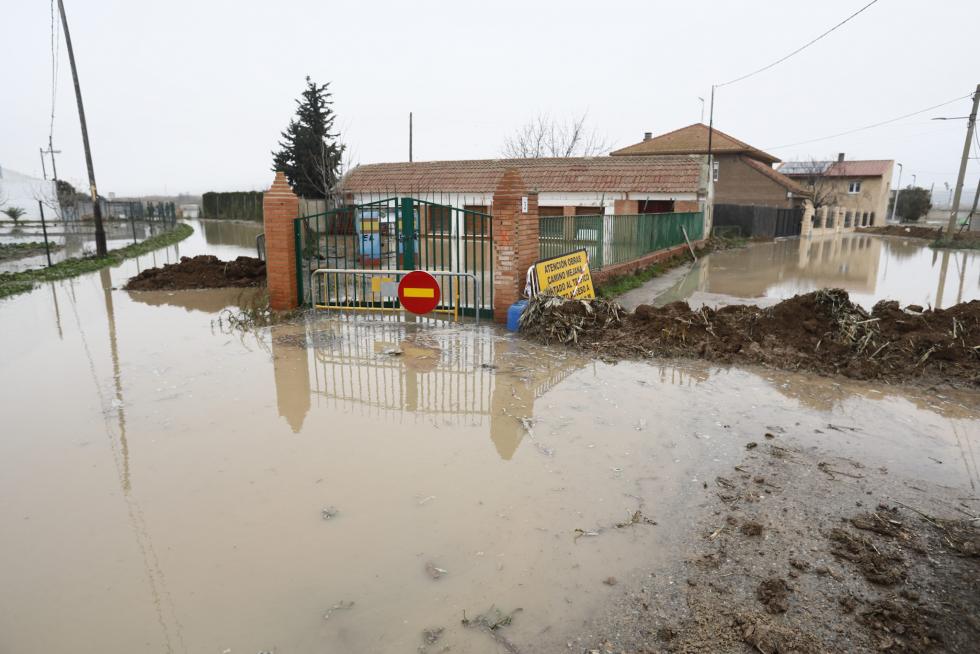 Inundaciones de casas y campos en Monzalbarba este martes por la mañana.