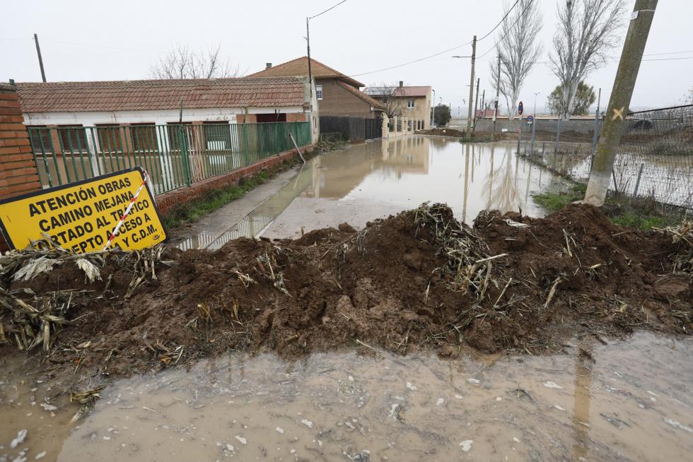 Inundaciones de casas y campos en Monzalbarba este martes por la mañana.