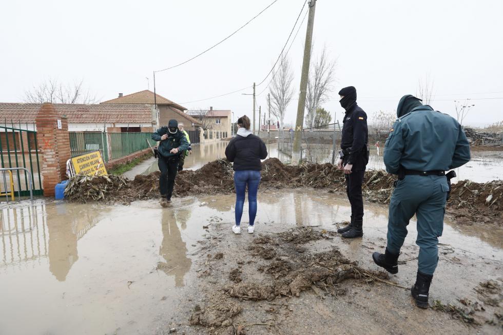 Inundaciones de casas y campos en Monzalbarba este martes por la mañana.