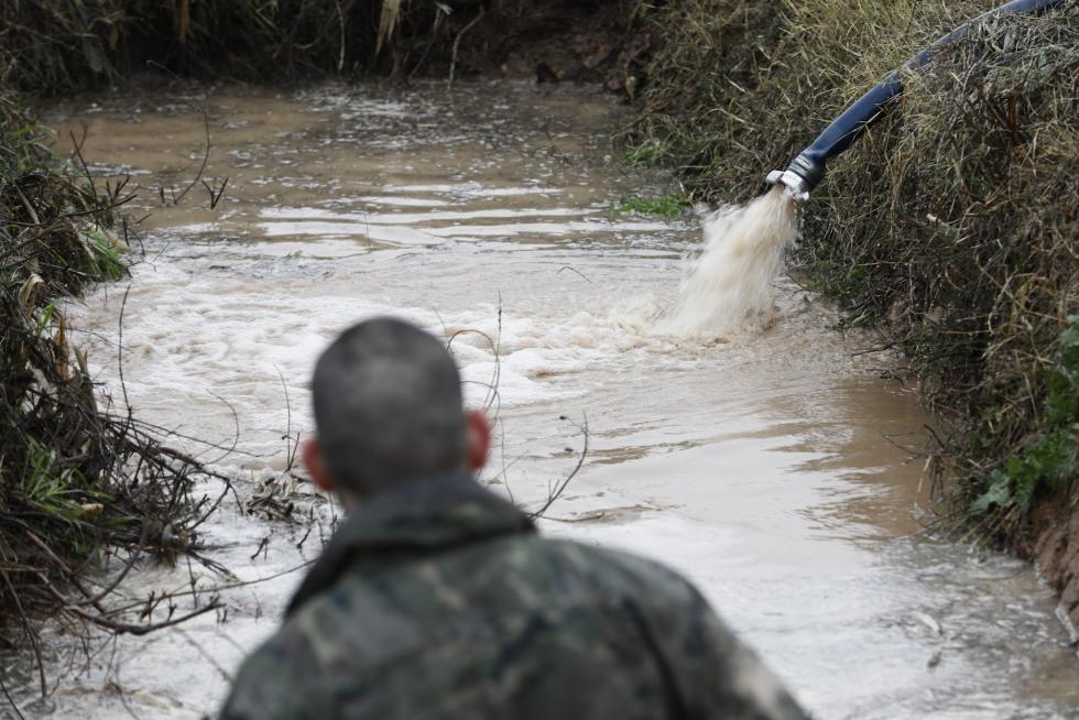 Inundaciones de casas y campos en Monzalbarba este martes por la mañana.