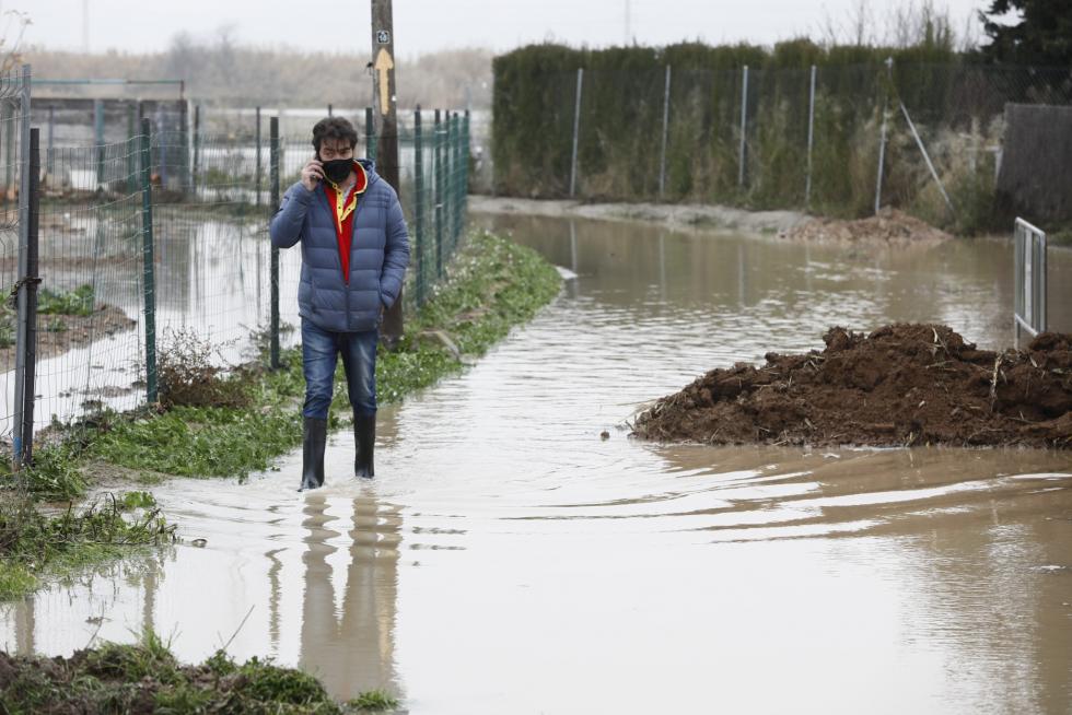 Inundaciones de casas y campos en Monzalbarba este martes por la mañana.