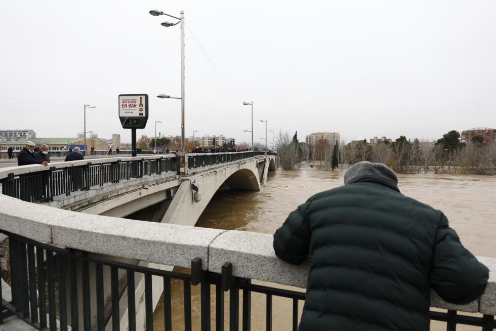 La punta de la crecida del Ebro llega a Zaragoza