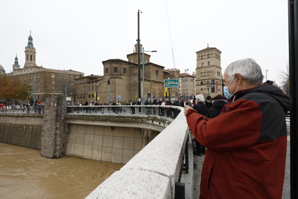 La punta de la crecida del Ebro llega a Zaragoza