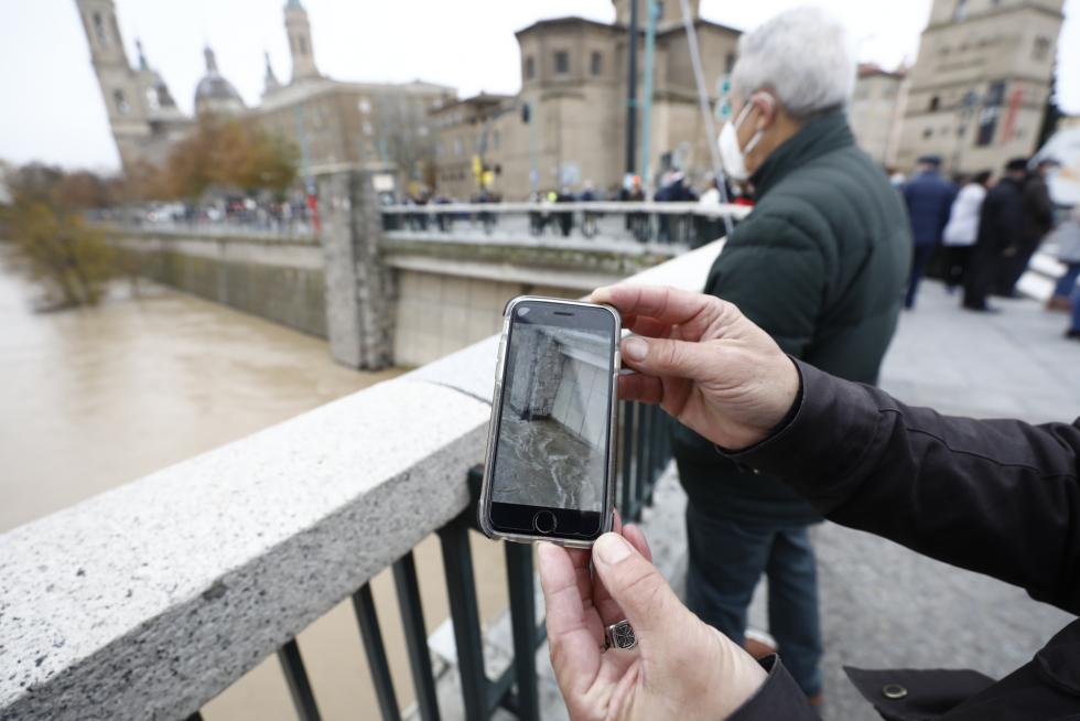 La punta de la crecida del Ebro llega a Zaragoza