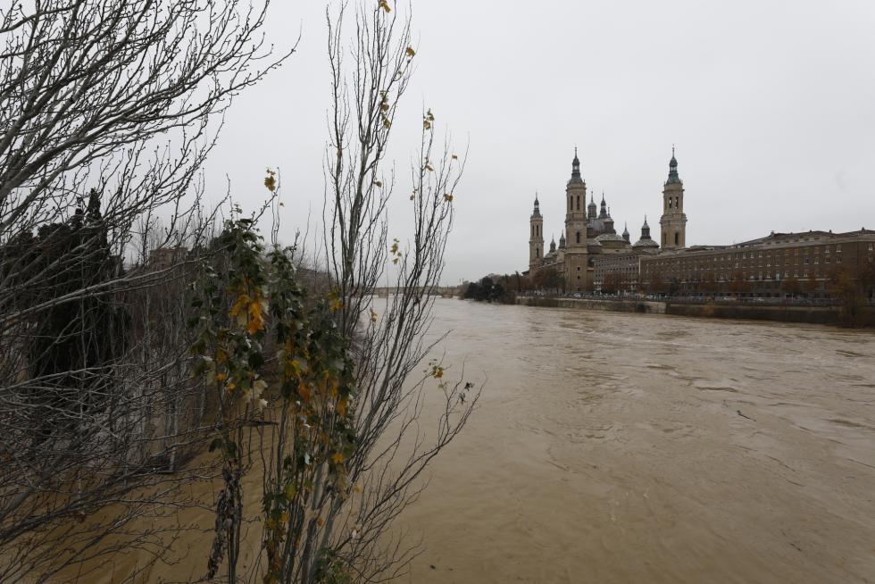 La punta de la crecida del Ebro llega a Zaragoza
