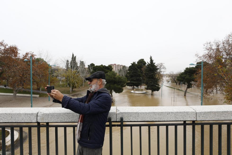 La punta de la crecida del Ebro llega a Zaragoza