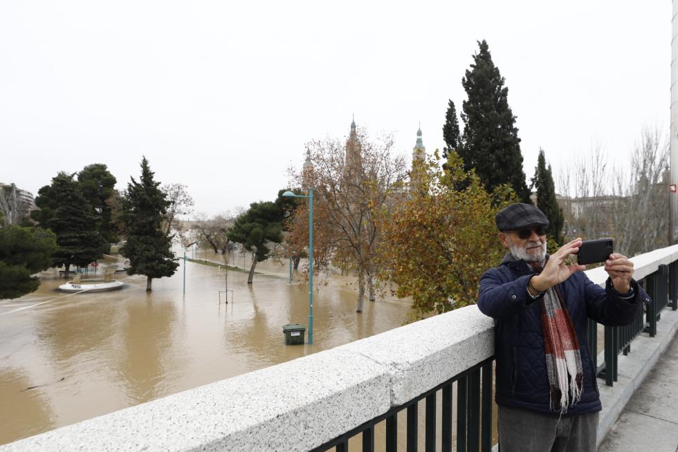 La punta de la crecida del Ebro llega a Zaragoza