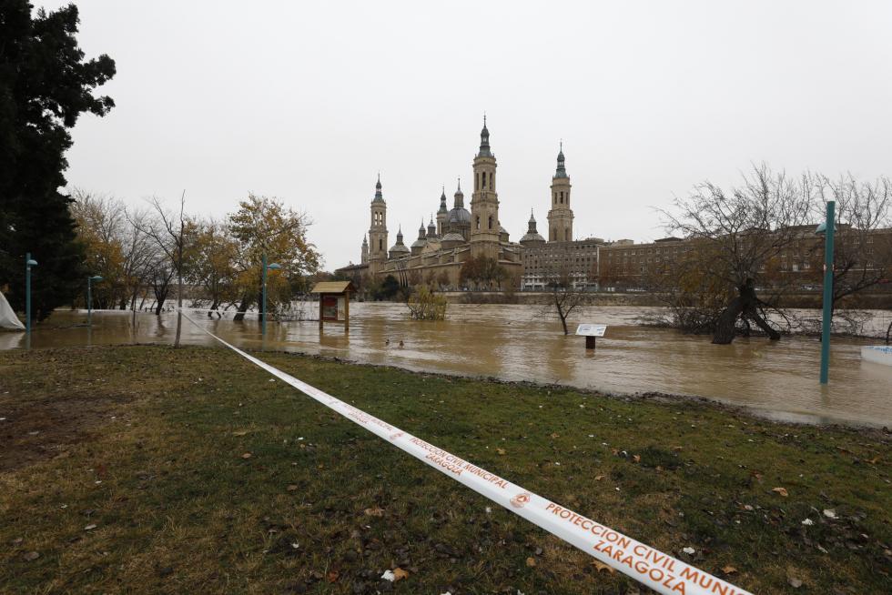 La punta de la crecida del Ebro llega a Zaragoza