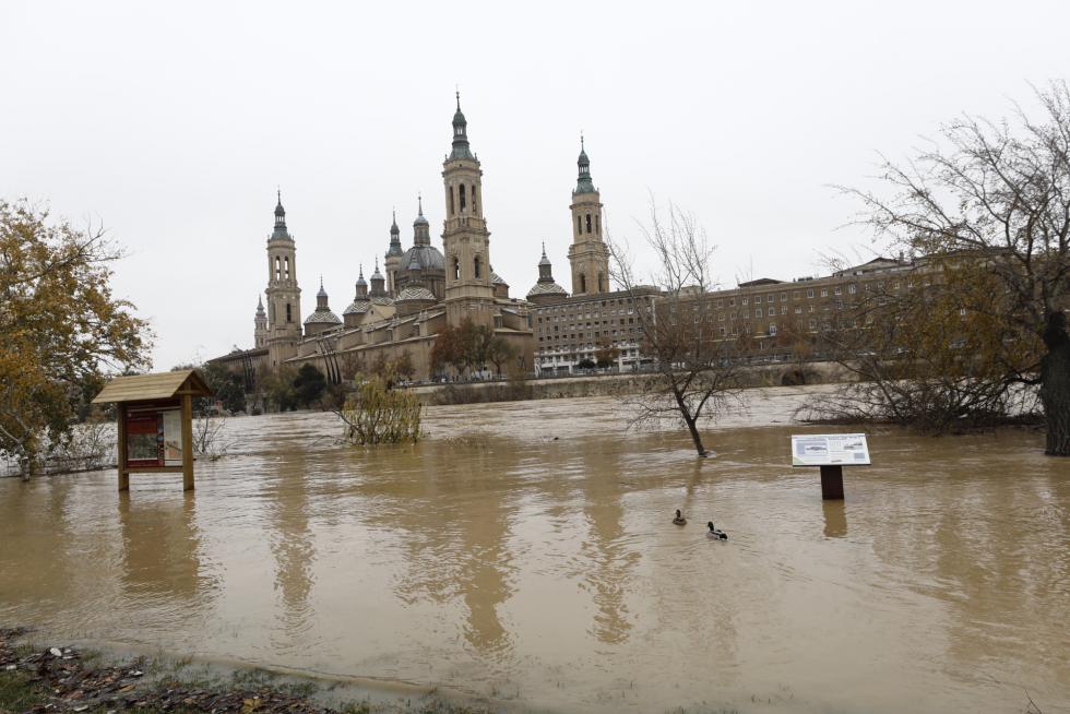 La punta de la crecida del Ebro llega a Zaragoza