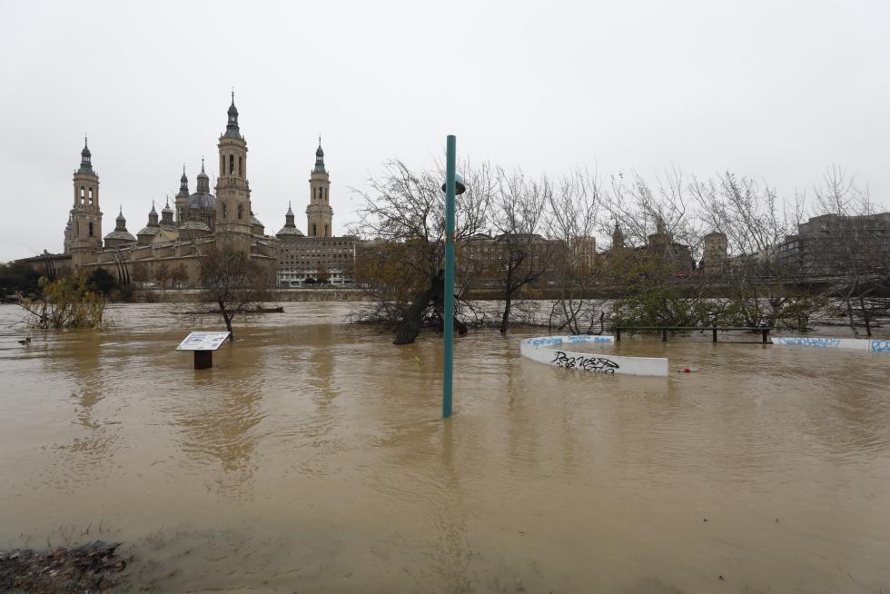La punta de la crecida del Ebro llega a Zaragoza
