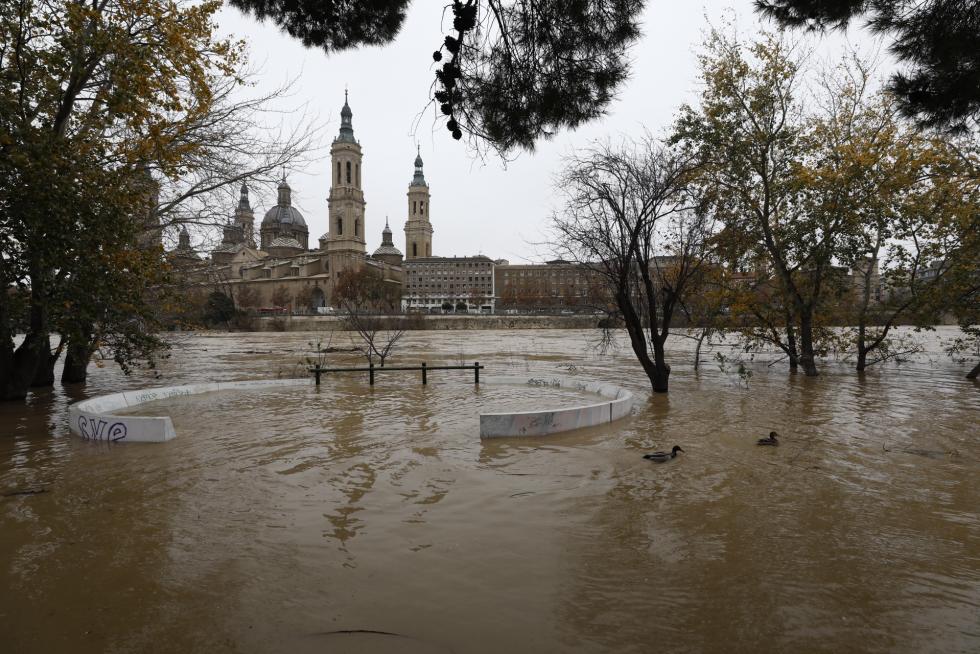La punta de la crecida del Ebro llega a Zaragoza