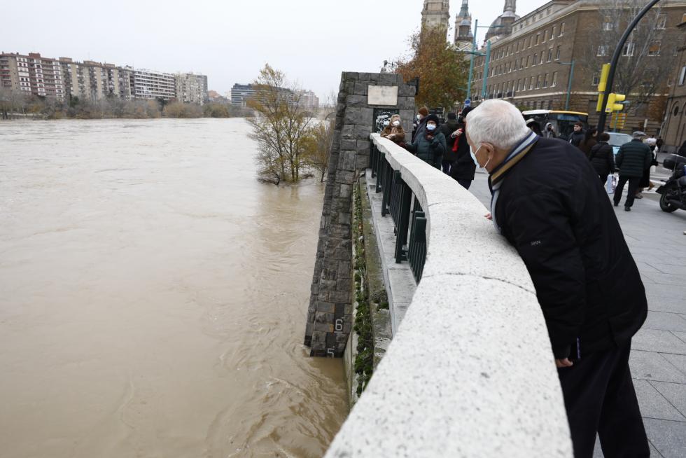 La punta de la crecida del Ebro llega a Zaragoza