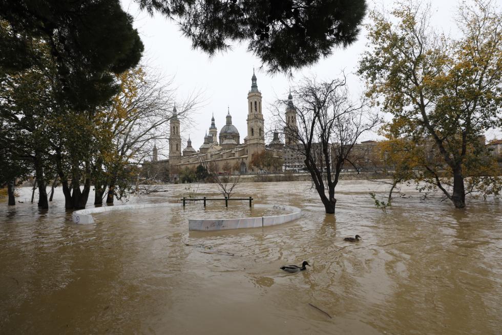 La punta de la crecida del Ebro llega a Zaragoza