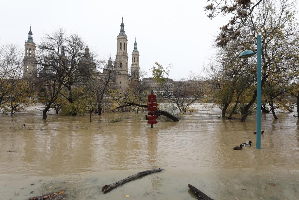 La punta de la crecida del Ebro llega a Zaragoza