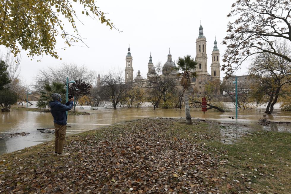 La punta de la crecida del Ebro llega a Zaragoza