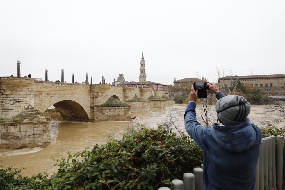 La punta de la crecida del Ebro llega a Zaragoza