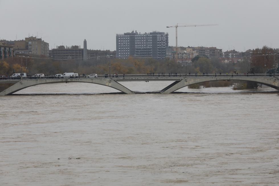 La punta de la crecida del Ebro llega a Zaragoza