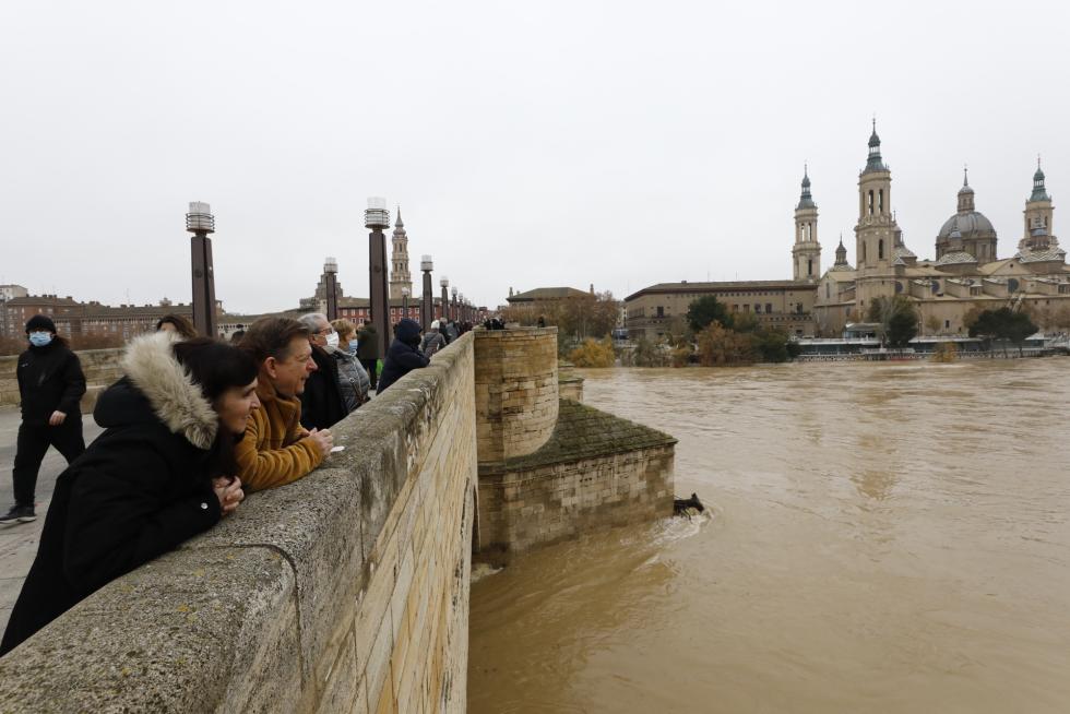 La punta de la crecida del Ebro llega a Zaragoza