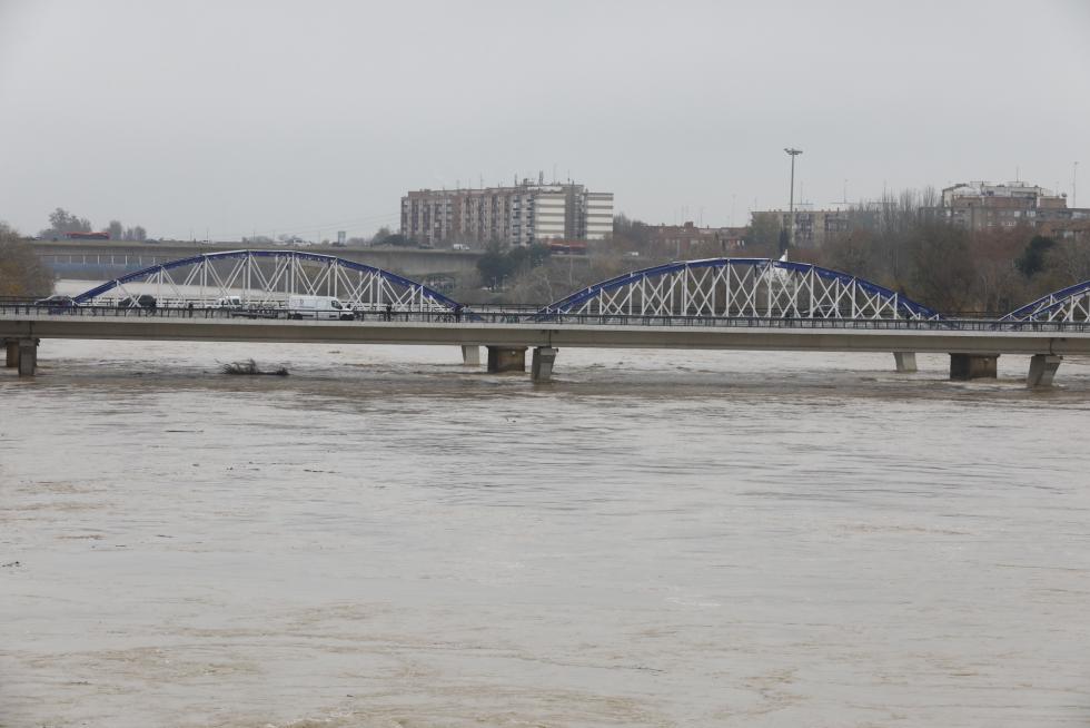 La punta de la crecida del Ebro llega a Zaragoza