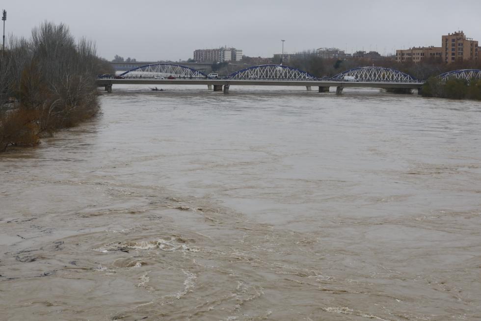 La punta de la crecida del Ebro llega a Zaragoza