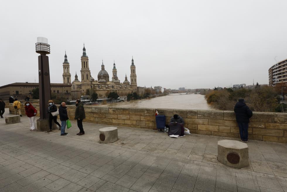 La punta de la crecida del Ebro llega a Zaragoza