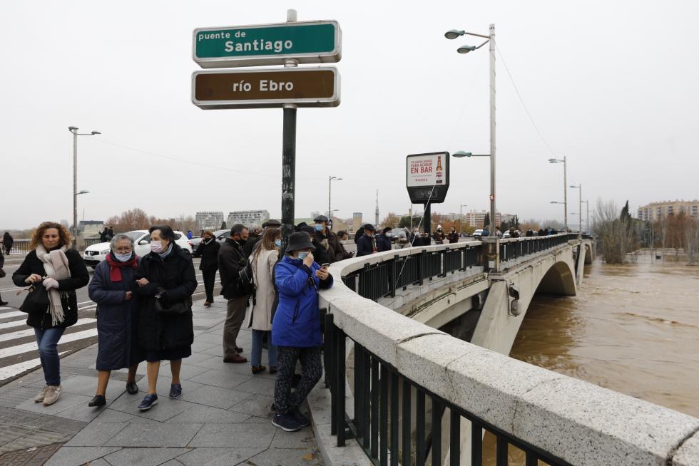 La punta de la crecida del Ebro llega a Zaragoza