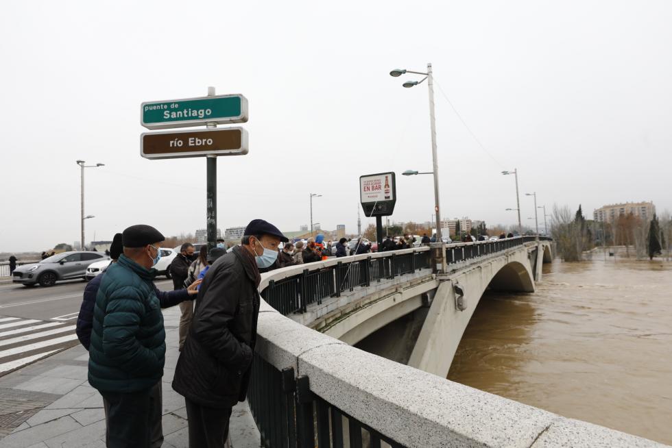 La punta de la crecida del Ebro llega a Zaragoza
