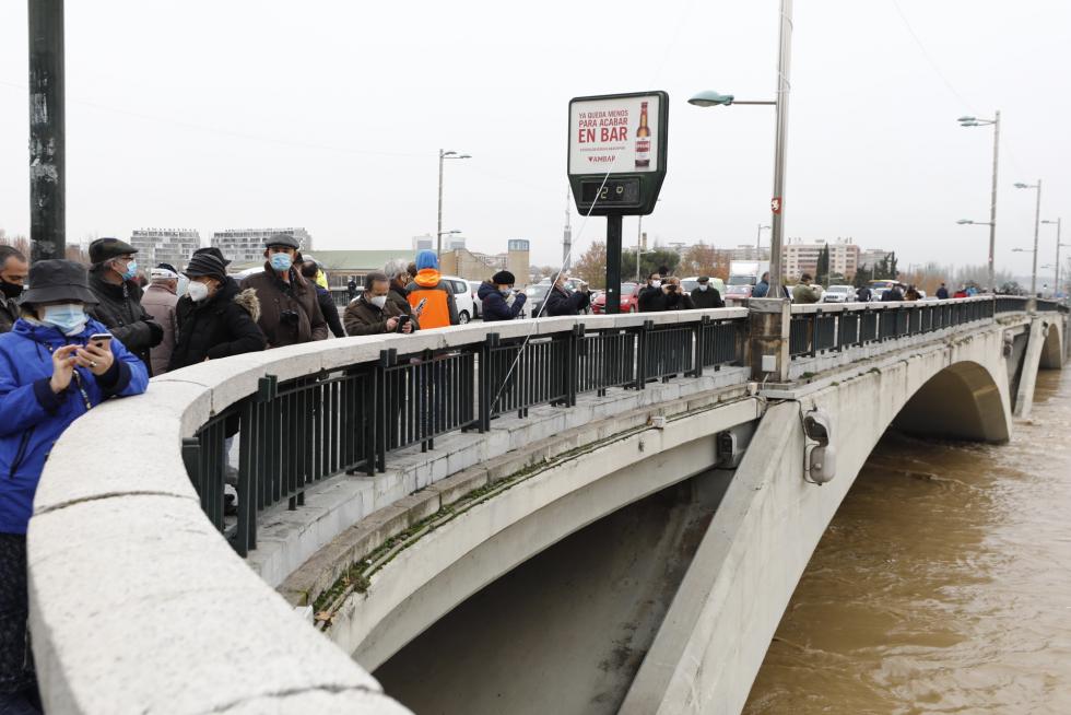 La punta de la crecida del Ebro llega a Zaragoza