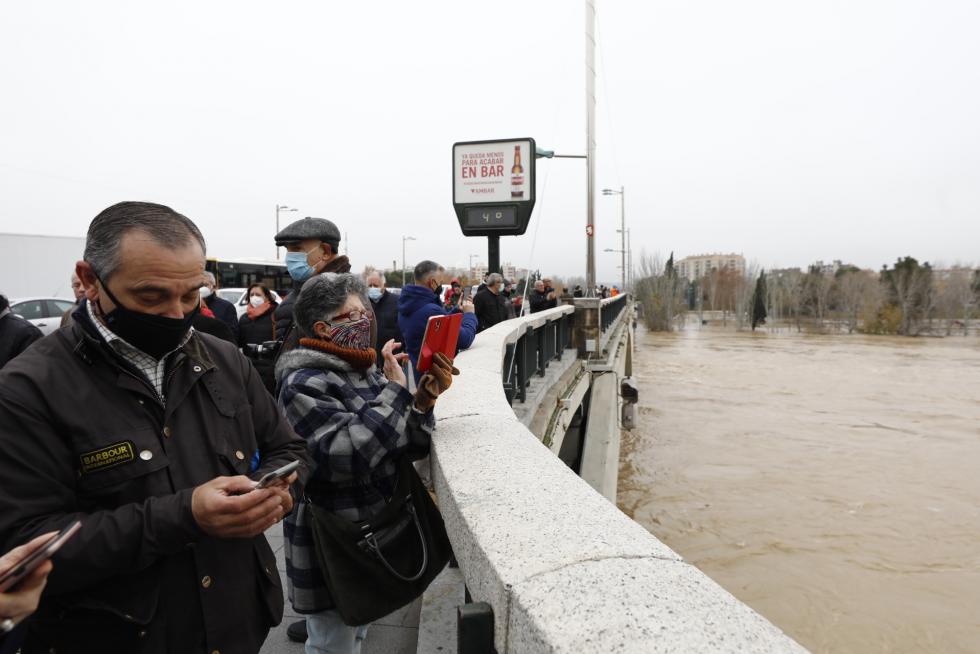 La punta de la crecida del Ebro llega a Zaragoza