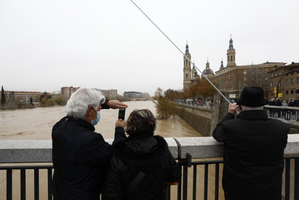 La punta de la crecida del Ebro llega a Zaragoza