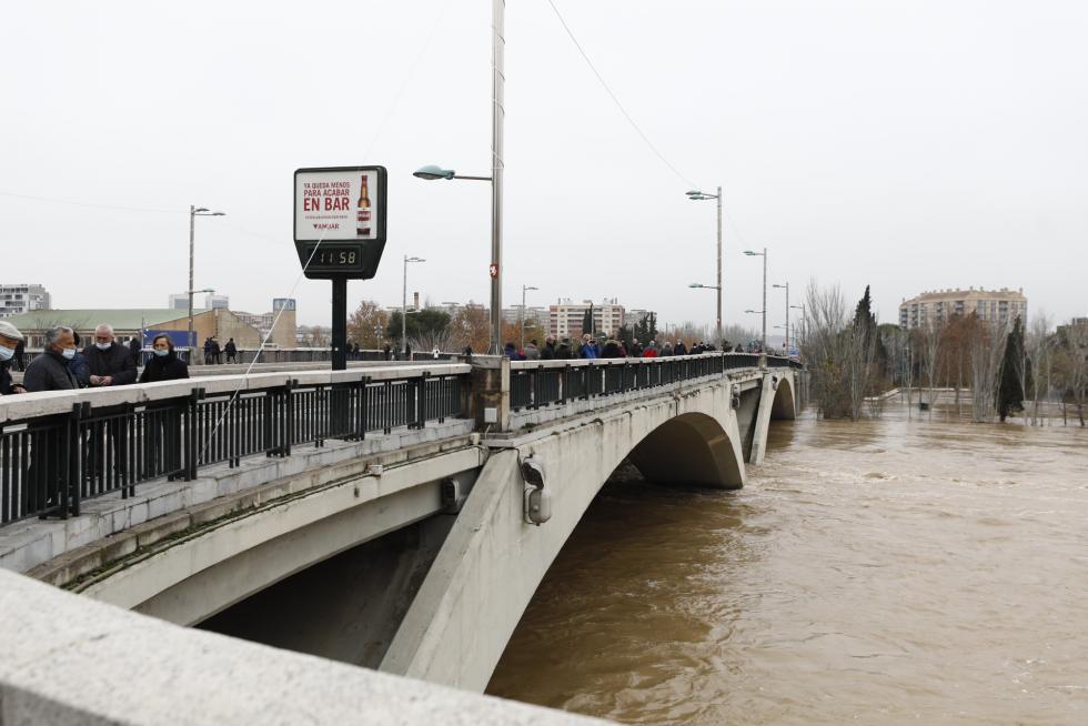 La punta de la crecida del Ebro llega a Zaragoza