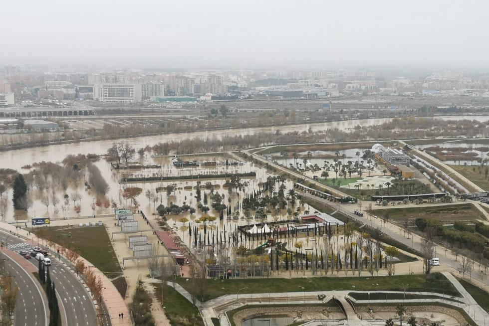 Zona donde se ubica el rastro, inundada por la crecida del Ebro a su paso por Zaragoza.