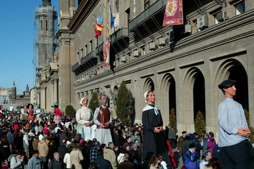 Entre roscones, música, gigantes y cabezudos. Así pasan los zaragozanos cada 29 de enero con motivo de la celebración de San Valero, patrón de Zaragoza. Este año, tras la descafeinada celebración del año pasado, la alegría volverá a las calles, aunque con restricciones. Echamos la vista atrás para recopilar algunos de los mejores momentos que nos ha dejado esta festividad desde el año 2000.
