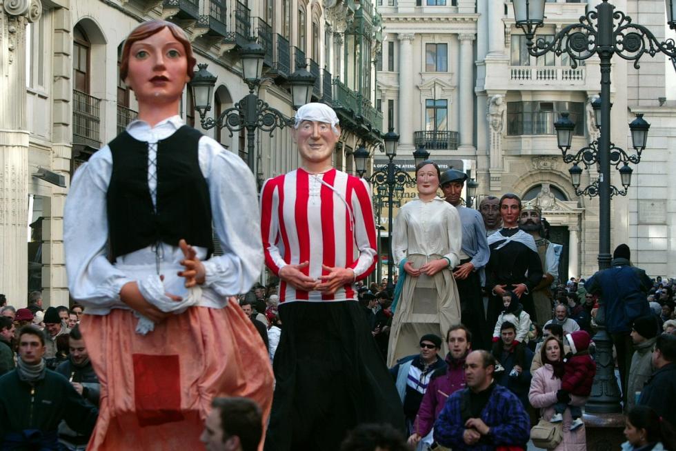 Entre roscones, música, gigantes y cabezudos. Así pasan los zaragozanos cada 29 de enero con motivo de la celebración de San Valero, patrón de Zaragoza. Este año, tras la descafeinada celebración del año pasado, la alegría volverá a las calles, aunque con restricciones. Echamos la vista atrás para recopilar algunos de los mejores momentos que nos ha dejado esta festividad desde el año 2000.