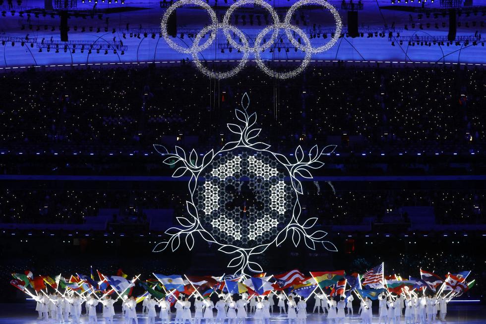 2022 Beijing Olympics - Closing Ceremony - National Stadium, Beijing, China - February 20, 2022. Beijing Mayor Chen Jining hands the Olympic flag to International Olympic Committee (IOC) President Thomas Bach. REUTERS/Kim Hong-Ji OLYMPICS-2022-CLOSING/