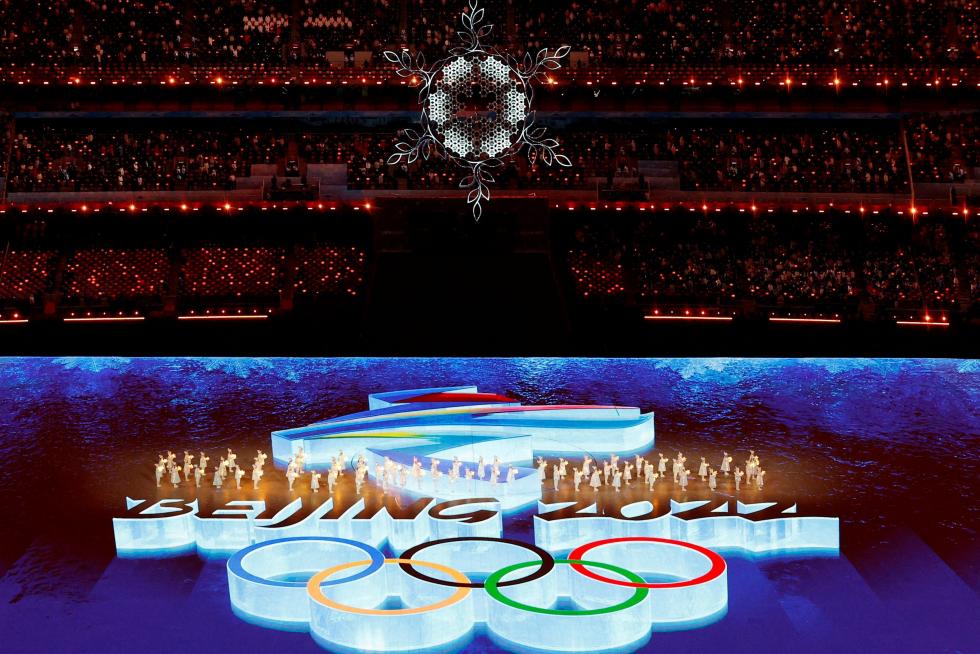 2022 Beijing Olympics - Closing Ceremony - National Stadium, Beijing, China - February 20, 2022. Fireworks explode above the stadium as national flags, a snowflake and the Olympic rings are seen during the closing ceremony. REUTERS/Phil Noble TPX IMAGES OF THE DAY OLYMPICS-2022-CLOSING/