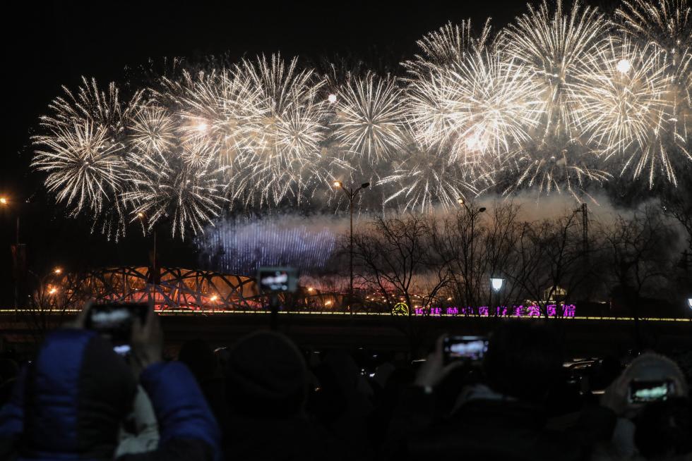 Beijing (China), 20/02/2022.- People gather to watch fireworks going off over the National Stadium, also known as Bird's Nest during the Closing Ceremony for the Beijing 2022 Olympic Games in Beijing China, 20 February 2022. (Incendio) EFE/EPA/WU HONG
CHINA BEIJING 2022 OLYMPIC GAMES