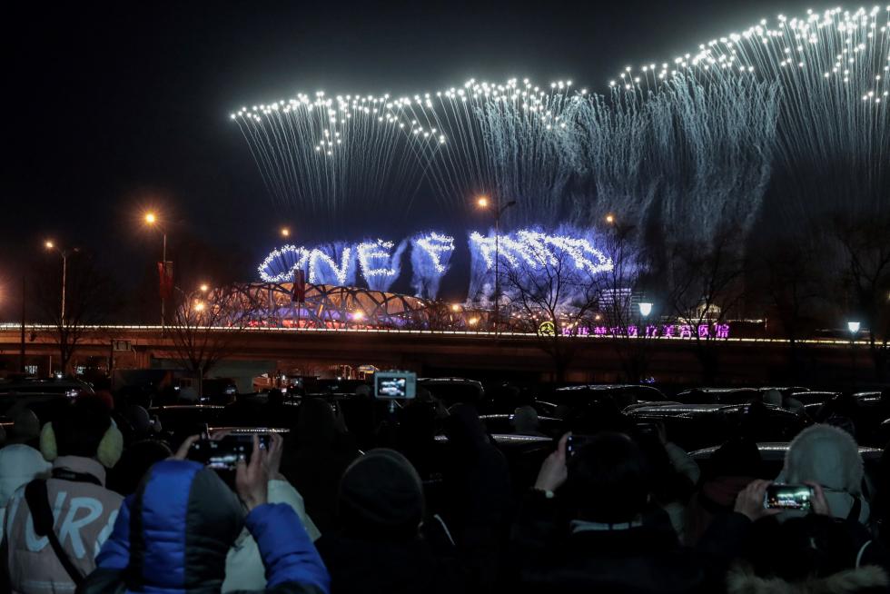 Beijing (China), 20/02/2022.- People gather to watch fireworks going off over the National Stadium, also known as Bird's Nest during the Closing Ceremony for the Beijing 2022 Olympic Games in Beijing China, 20 February 2022. (Incendio) EFE/EPA/WU HONG
CHINA BEIJING 2022 OLYMPIC GAMES