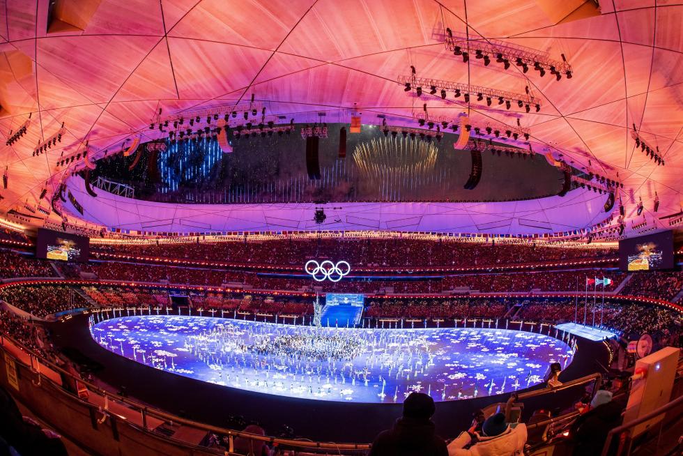 Beijing (China), 20/02/2022.- People gather to watch fireworks over the National Stadium, also known as Bird's Nest during the Closing Ceremony for the Beijing 2022 Olympic Games in Beijing China, 20 February 2022. (Incendio) EFE/EPA/WU HONG
CHINA BEIJING 2022 OLYMPIC GAMES