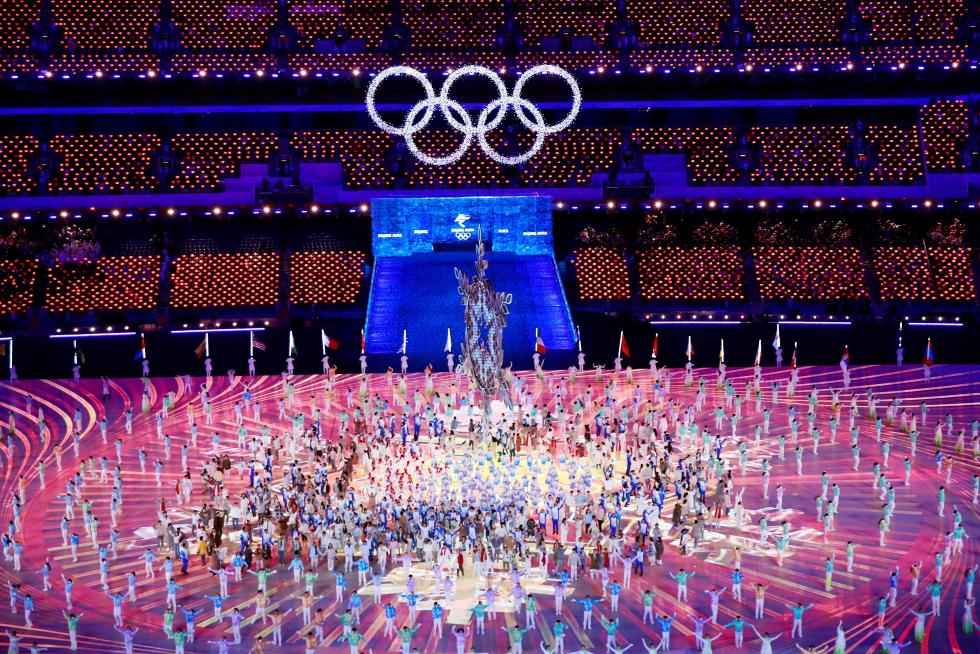 Beijing (China), 20/02/2022.- People gather to watch fireworks over the National Stadium, also known as Bird's Nest during the Closing Ceremony for the Beijing 2022 Olympic Games in Beijing China, 20 February 2022. (Incendio) EFE/EPA/WU HONG
CHINA BEIJING 2022 OLYMPIC GAMES