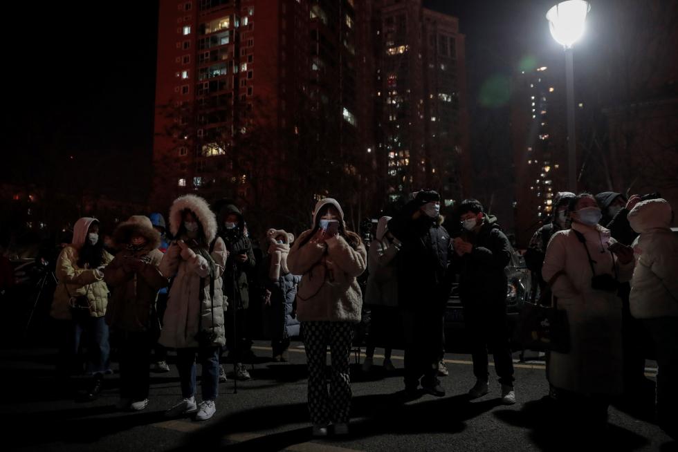 Beijing (China), 20/02/2022.- People gather to watch fireworks over the National Stadium, also known as Bird's Nest during the Closing Ceremony for the Beijing 2022 Olympic Games in Beijing China, 20 February 2022. (Incendio) EFE/EPA/WU HONG
CHINA BEIJING 2022 OLYMPIC GAMES