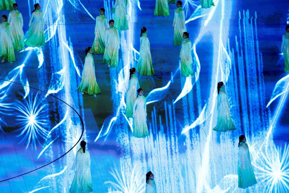 Beijing (China), 20/02/2022.- The Snowflake Cauldron is being lowered as the Olympic Flame is fading during the Closing Ceremony for the Beijing 2022 Olympic Games at the National Stadium, also known as Bird's Nest, in Beijing China, 20 February 2022. EFE/EPA/JEROME FAVRE
CHINA BEIJING 2022 OLYMPIC GAMES