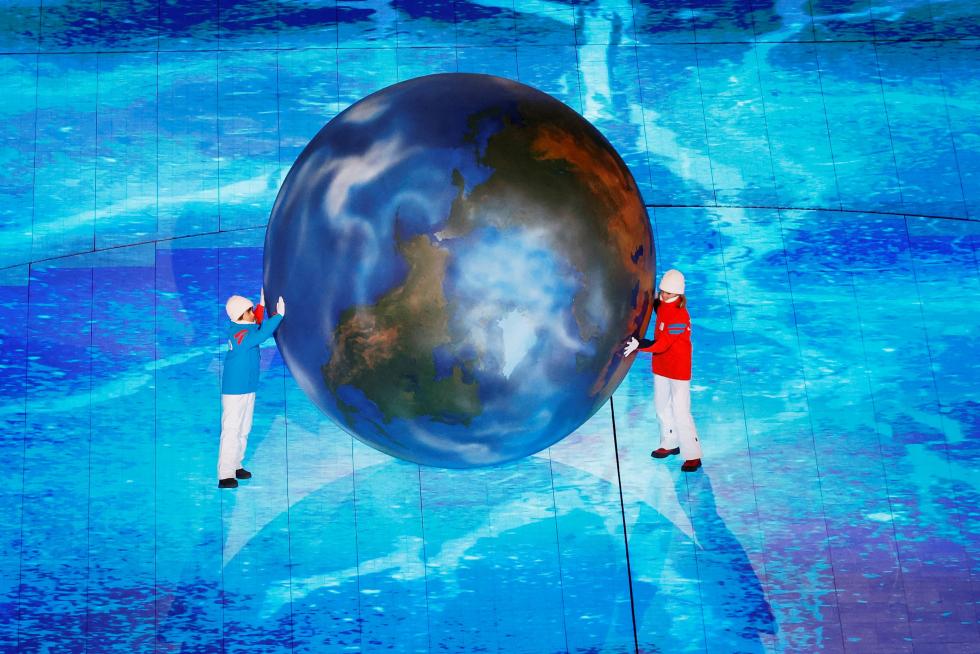 Beijing (China), 20/02/2022.- Two children representing Milano and Cortina, hosts of the 2026 Winter Olympic Games, play with a globe during the Closing Ceremony for the Beijing 2022 Olympic Games at the National Stadium, also known as Bird's Nest, in Beijing China, 20 February 2022. EFE/EPA/HOW HWEE YOUNG
CHINA BEIJING 2022 OLYMPIC GAMES