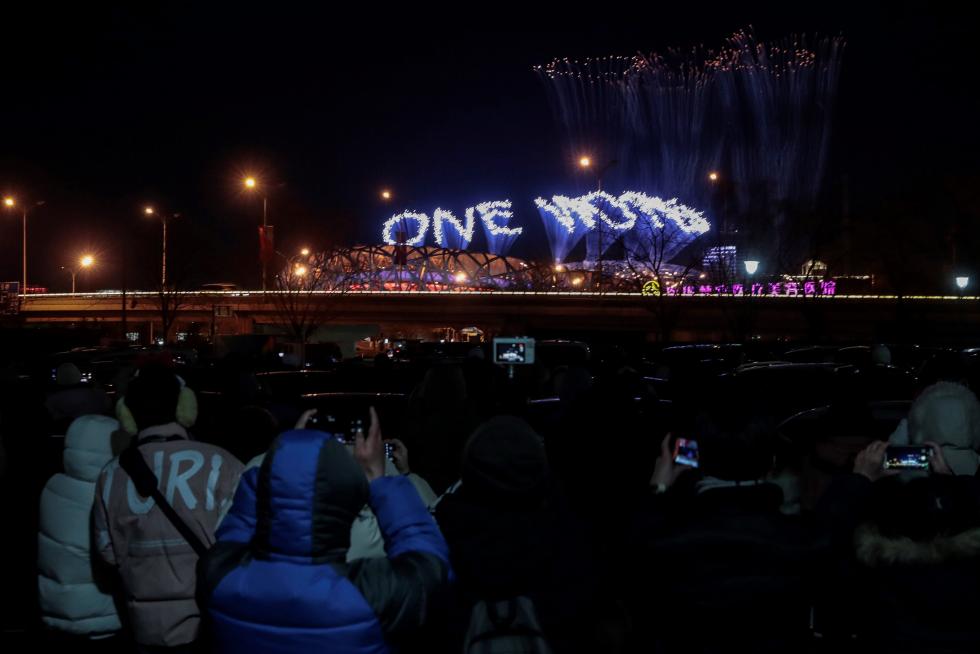 Beijing (China), 20/02/2022.- People gather to watch fireworks going off over the National Stadium during the closing ceremony of the 2022 Beijing Winter Olympic Games, in Beijing, China, 20 February 2022. China is scheduled to host the Beijing 2022 Olympic and Paralympic Winter Games in February, making its capital the first city in the world to host both Summer (2008) and Winter Olympics (2022). (Incendio) EFE/EPA/WU HONG
CHINA BEIJING 2022 OLYMPIC GAMES