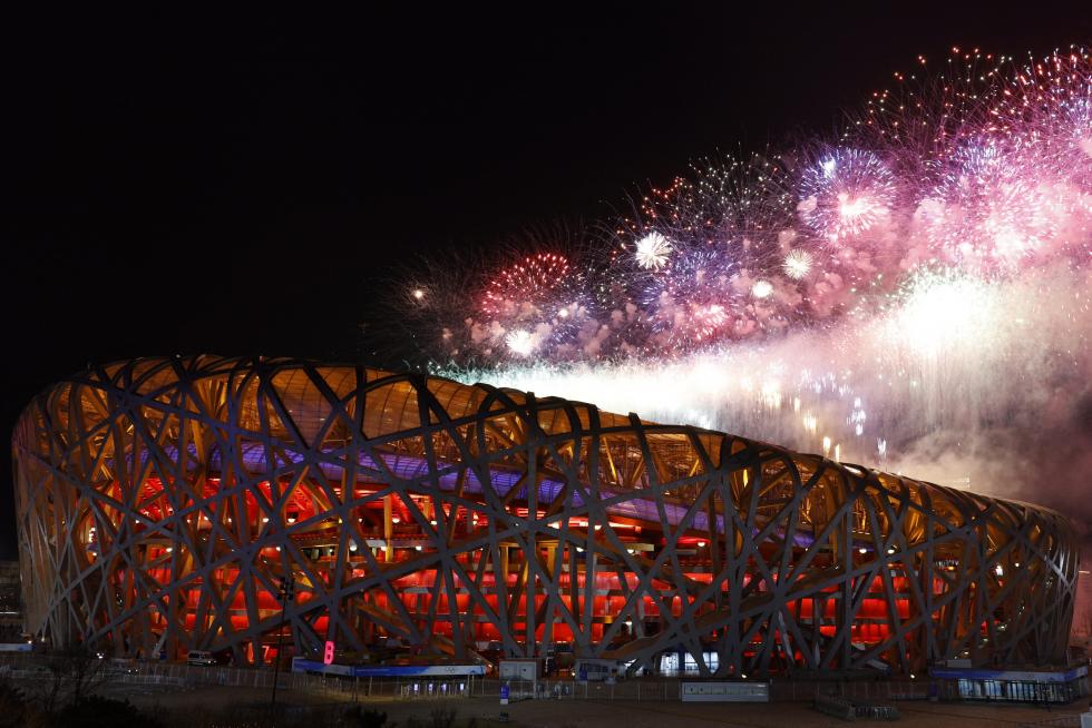 Beijing (China), 20/02/2022.- People gather to wait for fireworks going off over the National Stadium during the closing ceremony of the 2022 Beijing Winter Olympic Games, in Beijing, China, 20 February 2022. China is scheduled to host the Beijing 2022 Olympic and Paralympic Winter Games in February, making its capital the first city in the world to host both Summer (2008) and Winter Olympics (2022). (Incendio) EFE/EPA/WU HONG
CHINA BEIJING 2022 OLYMPIC GAMES