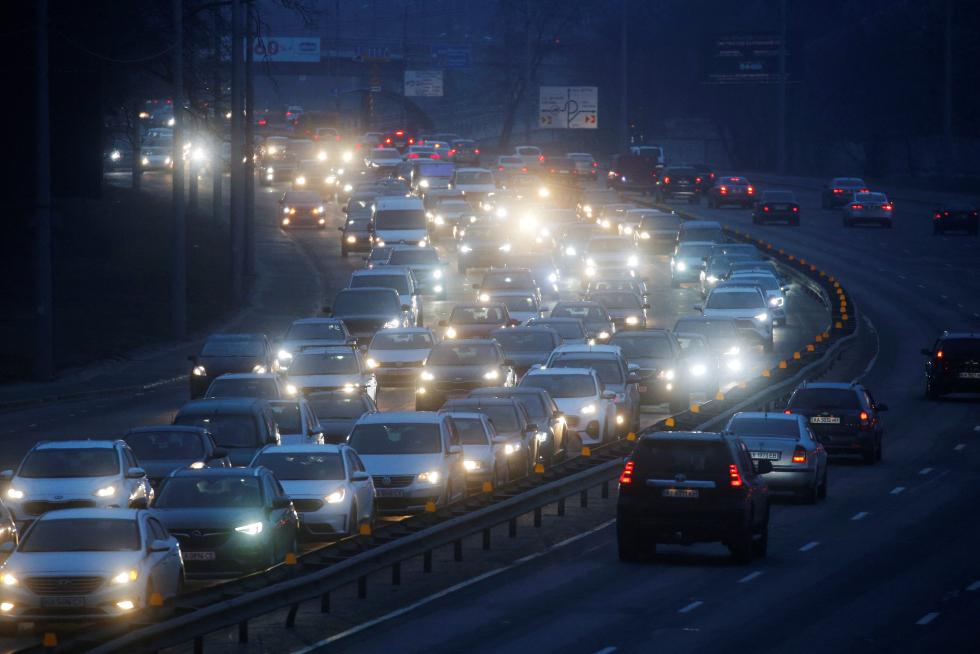Cars drive towards the exit of the city after Russian President Vladimir Putin authorized a military operation in eastern Ukraine, in Kyiv, Ukraine February 24, 2022. REUTERS/Valentyn Ogirenko UKRAINE-CRISIS/
